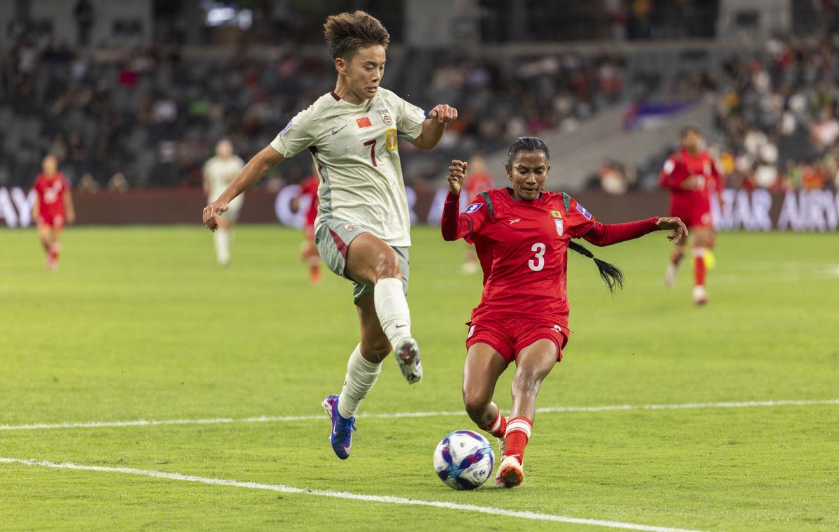 星空体育赛事中心-王霜献上世界波，中国女足亚洲杯“开门红”，2比0战胜孟加拉国女足